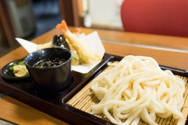 Gerçek Asya mutfağı geleneğinin fotoğraflı bir yemeği.