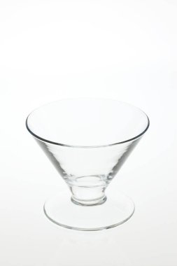 Beyaz arka plan üzerinde izole boş şeffaf cam