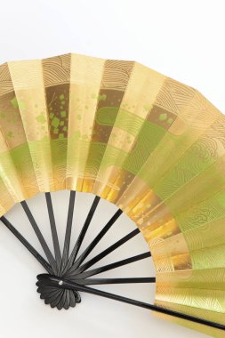 Beyaz arka planda geleneksel Japon kağıt katlama vantilatörüne yakın çekim                           