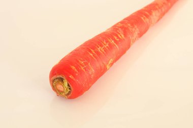 Arka planda taze havuç, yakın plan.