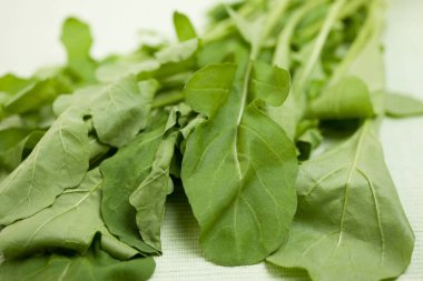 Taze roka bitkisinin yeşil yaprakları. 