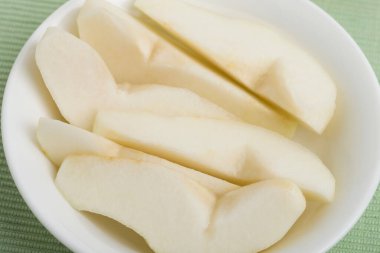 Taze armut dilimleri beyaz tabakta