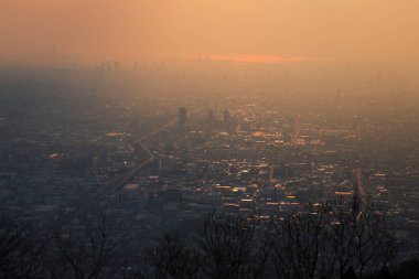 Şehrin üzerinde sisli günbatımı, Japonya