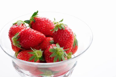 Beyaz arkaplan üzerinde çilek yakın görünüm 