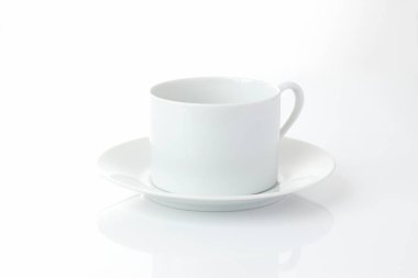 Boş beyaz fincan beyaz zemin üzerine izole