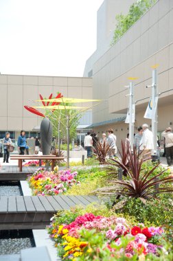 Gündüz vakti Osaka tren istasyonunun modern iç mekanı, Japonya