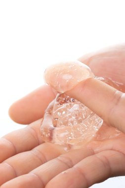 El ele tutuşan şeffaf şampuan, yakın görüş.