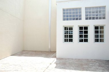 Günışığı minimalist avlu modern beyaz bina dış pencerelerinin yanında