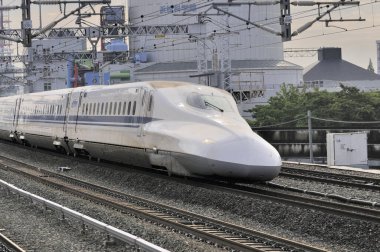 Japonya 'da modern, hızlı Shinkansen Kurşun Treni hız yapıyor..