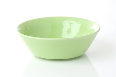 Beyaz arkaplanda boş seramik kase.