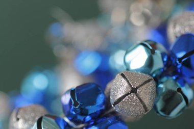 Parlak mavi ve gümüş Noel süslerinin yakın plan görüntüsü.          