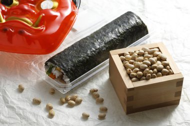 Eho-maki roll, mame-maki için fasulye (fasulye fırlatma), ve masada iblis maskesi. Setsubun 'un Resmi