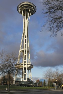 Seattle Space Needle Düşük Açı Görünümü Alacakaranlıkta Açık Mavi Gökyüzüne Karşı