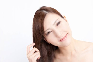 Beyaz arka planda güzel saçları olan genç bir kadın. 