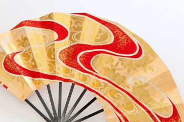 Beyaz arka planda geleneksel Japon kağıt katlama vantilatörüne yakın çekim                           