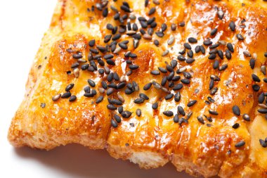 Beyaz arka planda geleneksel Japon Senbei pirinç krakeri.                                          