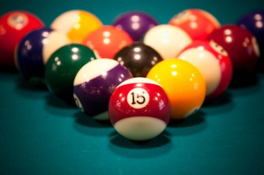 Bilardo oyunu. Toplu oyun masası.