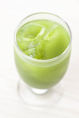 Aydınlık zemin üzerinde buzlu kibrit yeşil çayın yakın plan görüntüsü                                                   