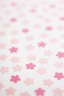 Beyaz arkaplanda pembe kağıt çiçeklerin yakın plan çekimi 