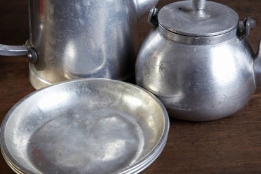 Masa arkasında eski metal çatal bıçak seti