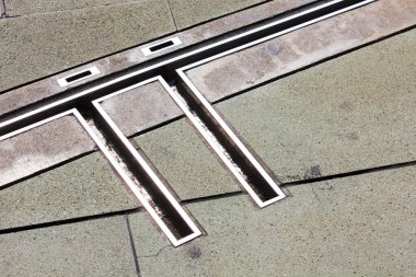 Kesişen çizgiler ve dokulu yüzeyler içeren soyut geometrik desen