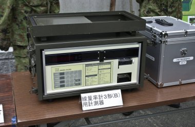 Sergi sırasında masada sergilenen askeri teçhizat