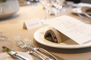 Peçete ve gümüş takımlı zarif masa ayarları