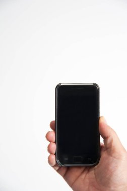 Adamın eli beyaz arka planda izole edilmiş akıllı telefonu tutuyor.