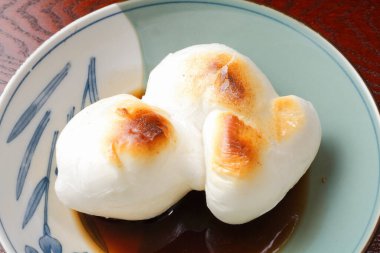 Japon tatlıları Mitarashi Dango arka planda, yakın plan