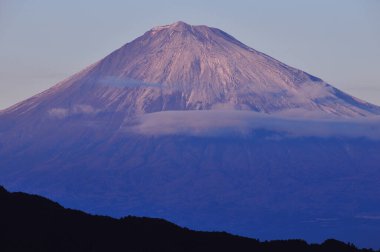 Mavi gökyüzünde Fuji Dağı, Japonya 