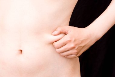 Çıplak karnını elinle çimdikliyorsun.