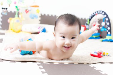 Evde oynayan sevimli Japon bebek. Küçük Asyalı bir çocuğun portresi 