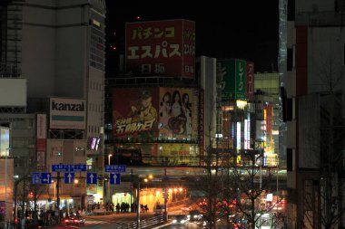 Tokyo City, Japonya 'daki aydınlık caddenin alacakaranlık manzarası