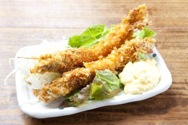 Bir tabak yemek, salata ve biraz kızarmış karides.