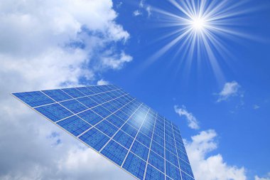 Güneş enerjisi kavramı, mavi gökyüzüne karşı güneş paneli 