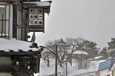 Japonya 'nın Hokkaido kentindeki Matsumae kasabasındaki karla kaplı binaların manzarası