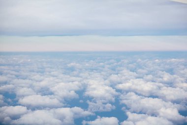 Doğa arkaplanı üzerindeki uçak penceresinin havadan görüntüsü