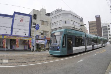Tramvay şehrin caddesinde ilerliyor..