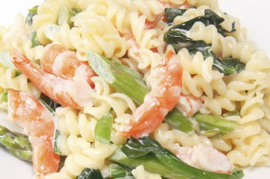 Bir tabak karides ve kuşkonmazlı makarna.