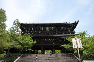 Güzel antik Japon tapınağının manzaralı görüntüsü.