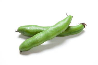 Beyaz arka plan üzerinde taze bezelye