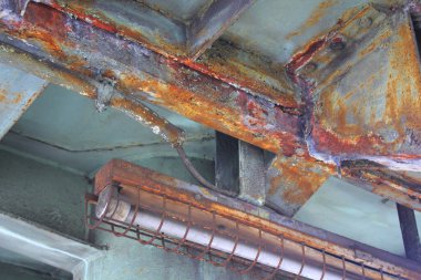 Eski paslı metal borular hücre üzerine 