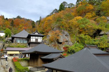 Güzel antik Japon tapınağının manzaralı görüntüsü.
