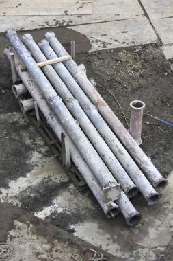 Terk edilmiş bir fabrikanın eski paslı boruları.