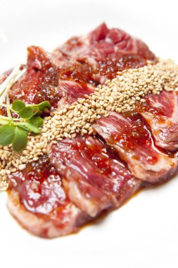 Mutfak masasında dilimlenmiş et tabağı, yakın görüş.