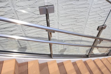 Camdan tırabzan ve ahşap basamaklı modern merdivenler.