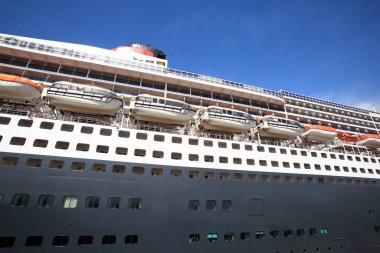 Limanda büyük bir yolcu gemisi ve mavi gökyüzü