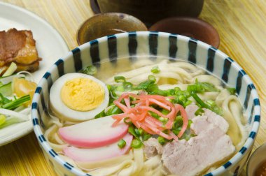 Yumurta ve etli ramen. Japon mutfağı.