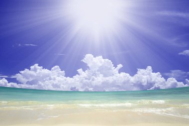 Plaj, tropikal deniz ve bulutlu gökyüzü 