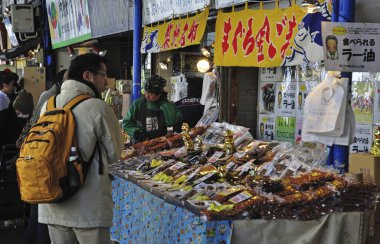 Japon caddesinin dışı. Dükkanları var. Modern şehir Japonya 'da kalabalık bir sokak pazarı. 